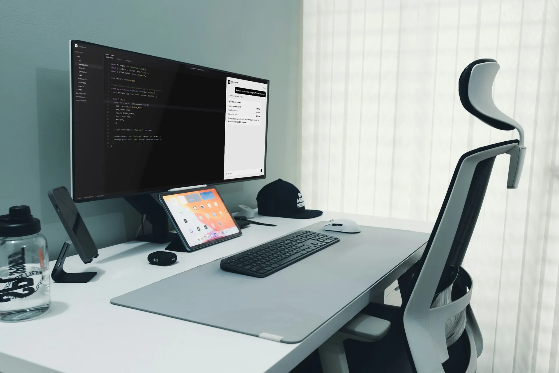 Masaüstü monitörde Claude API ile çalışan stok asistanının kodu ve sohbet paneli